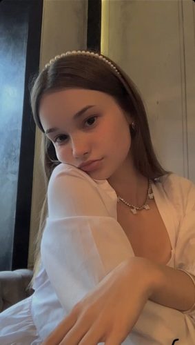 How to Style Middle Part Hairstyles in 2023