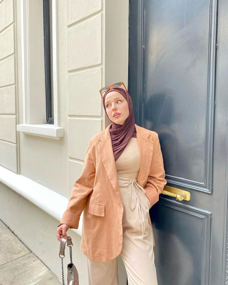 Hijab Outfit Ideas To Wear Soft Color According To The Fall Trend 2023