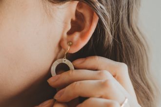 How to Choose Perfect Fashion Earrings to Upgrade Your Profile?