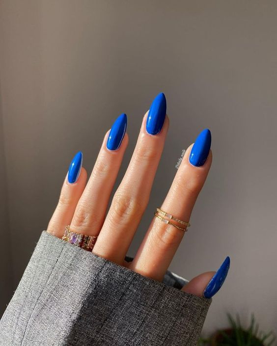 Manicure Trend 2024: Royal Blue Nails That’ll Make You Feel Glamorous