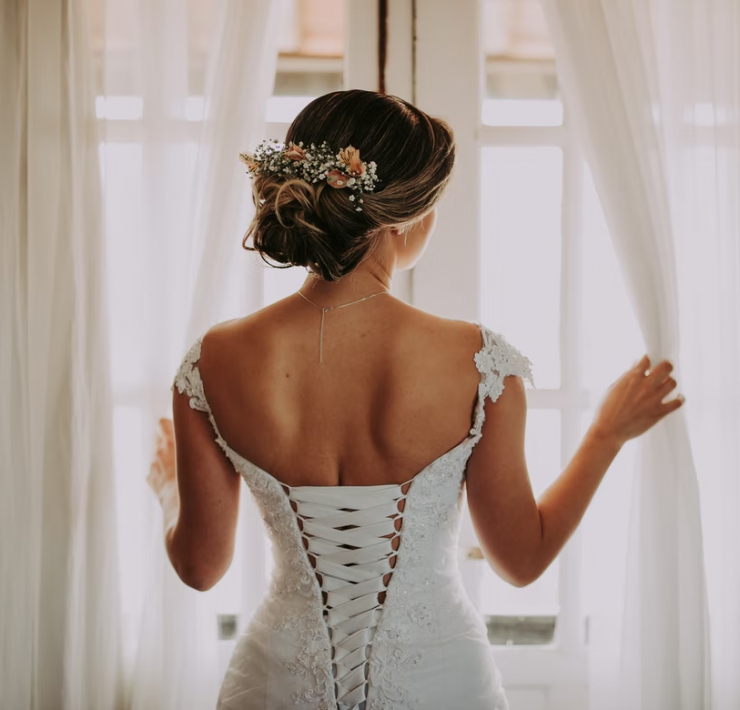 Consider These 8 Factors When Shopping for Your Wedding Dress