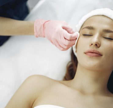 Facial vs Chemical Peel: What Are the Differences?