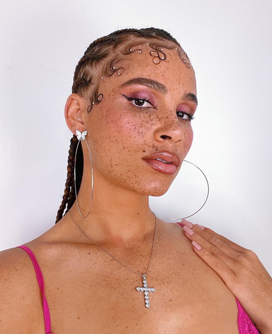 What is The Iconic Baby Hair Trend? How To Style Them?