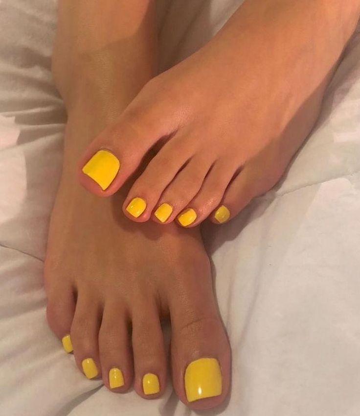 The 7 Best Summer Toe Nail Colors for a Fun & Vibrant Look