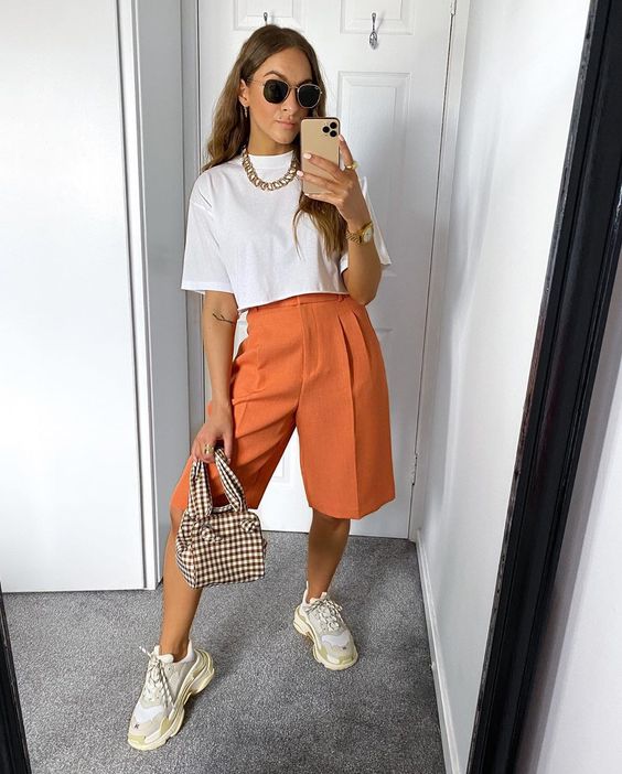 Summer Vibes: How to Style Bermuda Shorts for a Casual Day Out