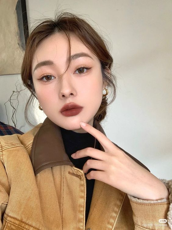 Beauty Trend 2023: The Brown Lipstick is Making Huge Comeback