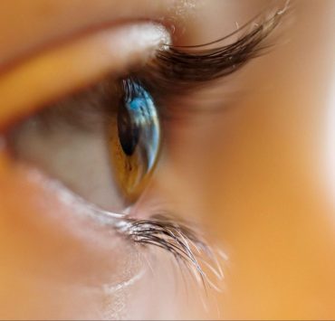 4 Things To Consider When Buying Contact Lenses For Summer