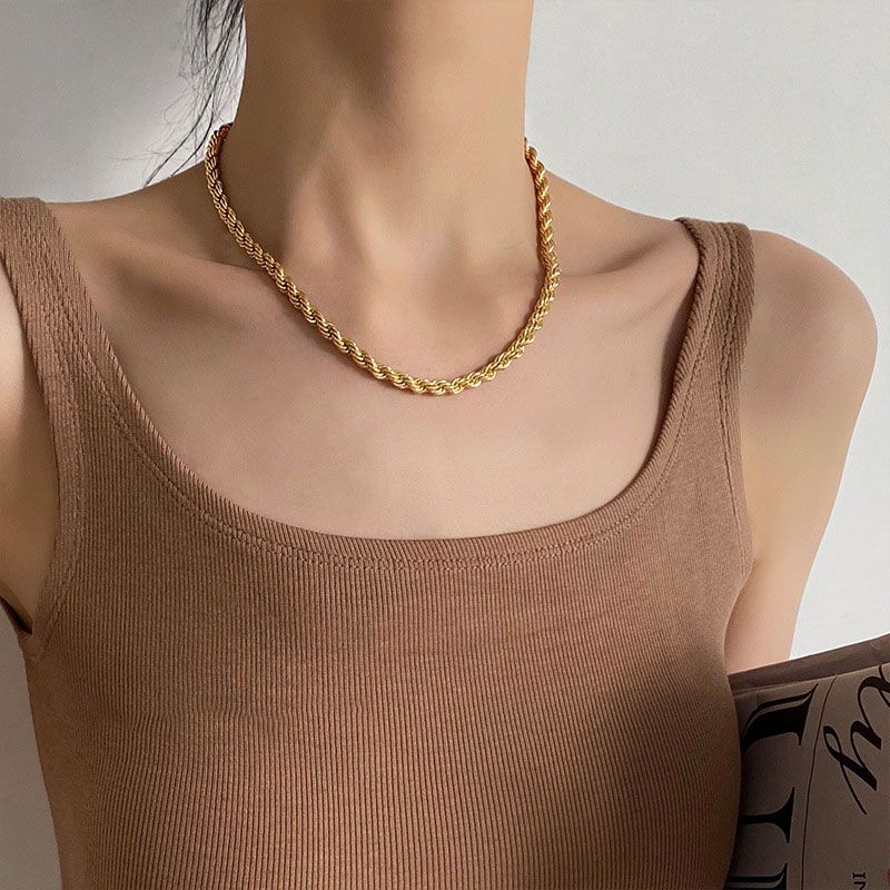 2023’s Fall Jewelry Trend - How to Style Chain Necklaces For Your Outfit
