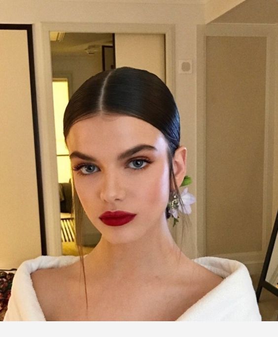 Here's a step-by-step guide to achieving this red wine makeup look for your next dinner date: