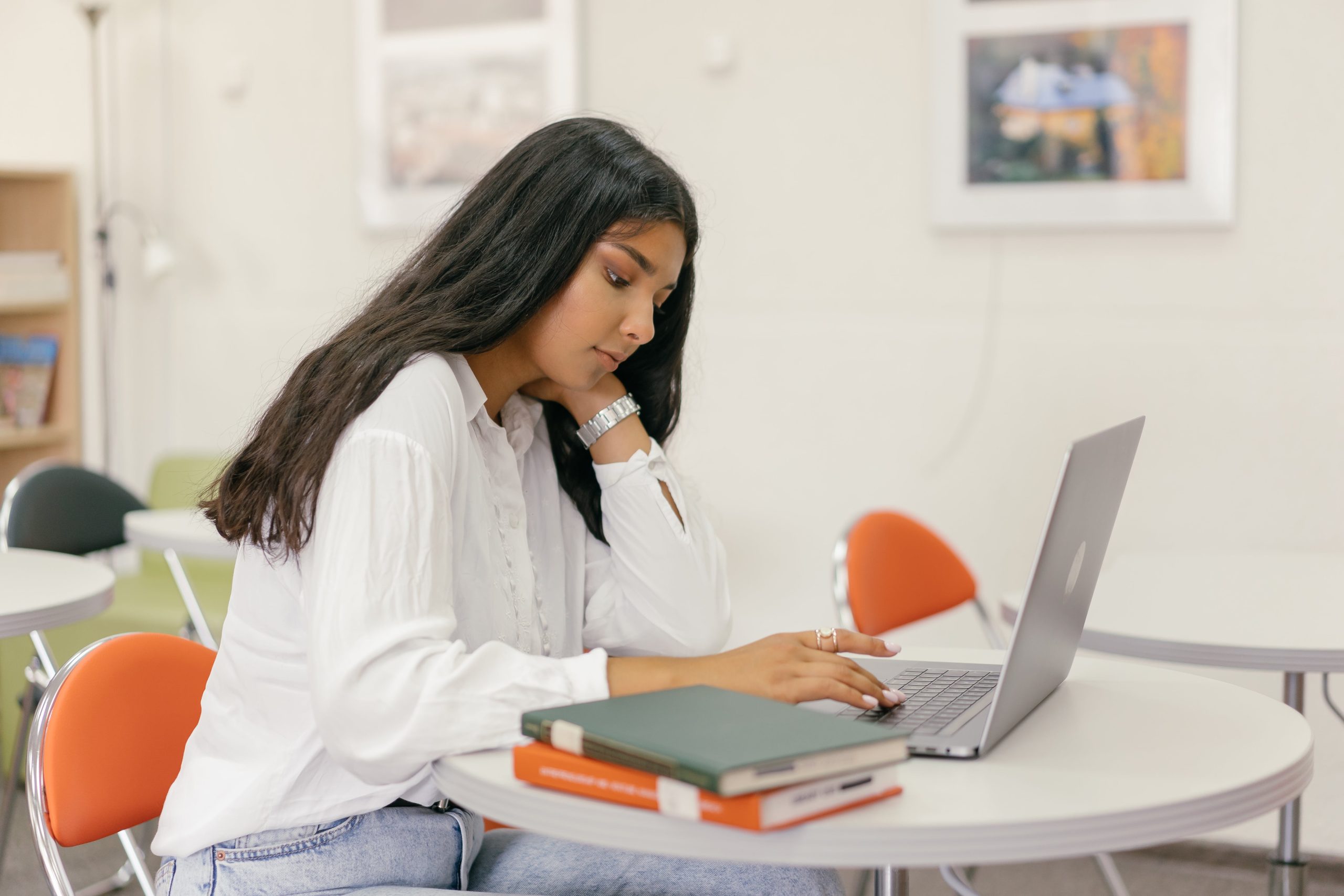 Fashion Lovers: How to Write an Essay About the Fashion Industry and Its Trends