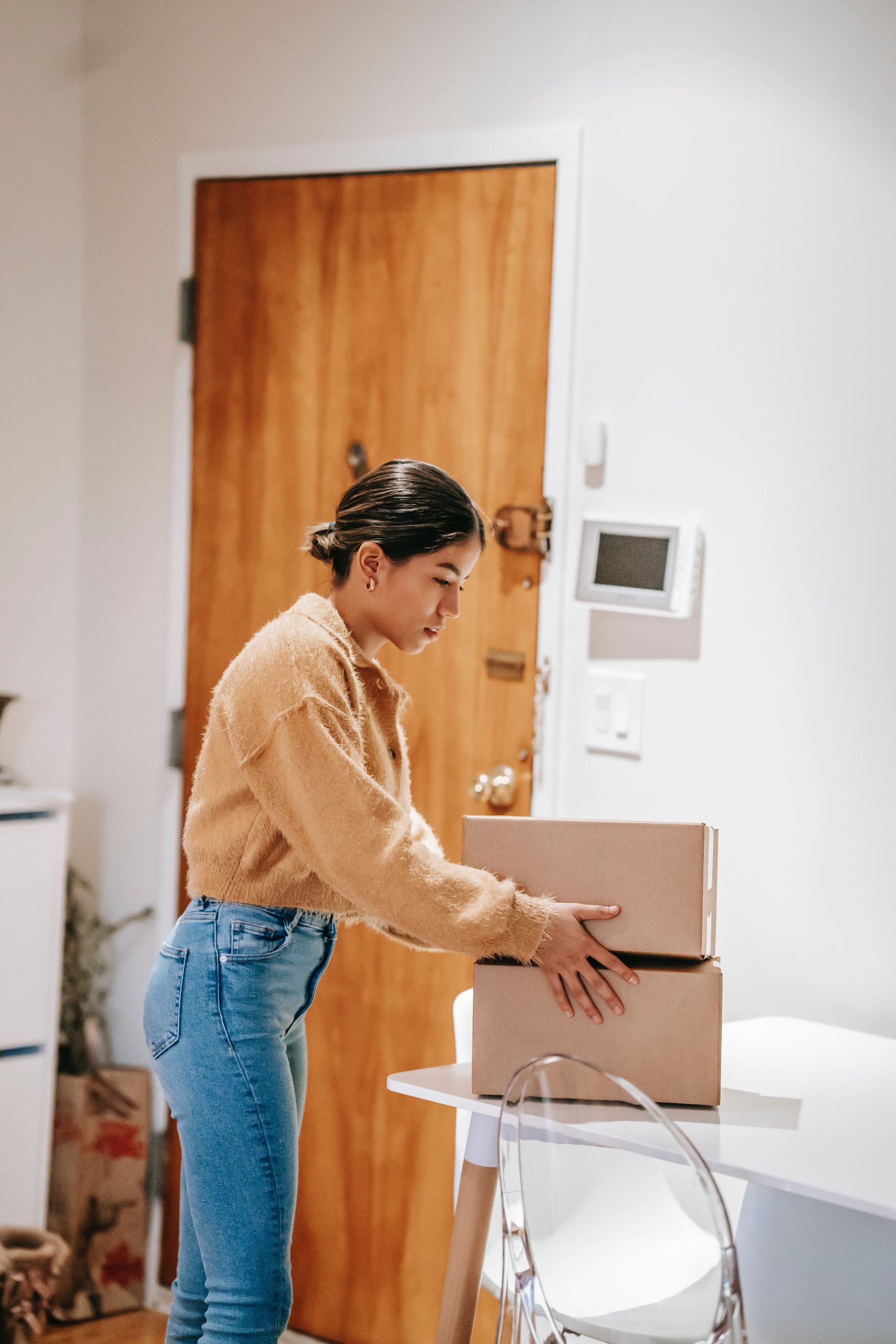 A Quick Look at the Modern Convenience of Owning a Parcel Box